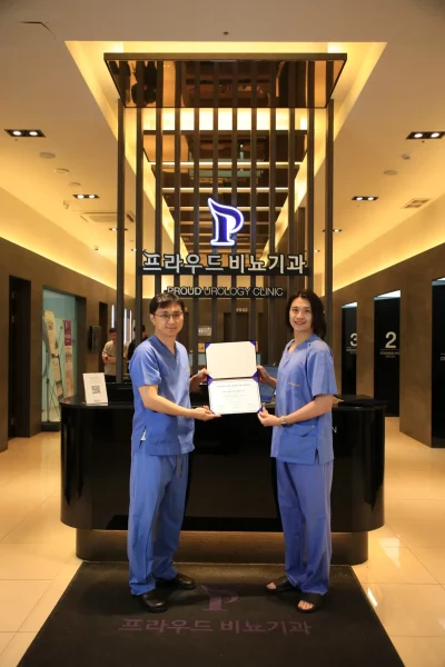 中山顧家副院長陳毅軒與韓國泌尿科增大權威Dr. Koo合照